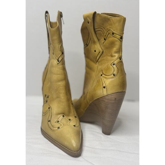 BCBG Girls Golden Yellow Western Studded Leather Boots Size 8.5 Wedge Heels - Picture 1 of 9